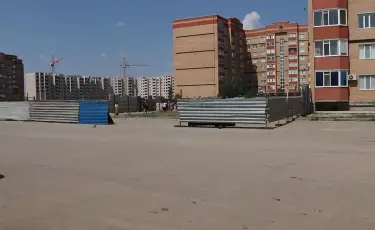 Земельный скандал в Актобе: во дворе жилых многоэтажек начали строить торговый дом