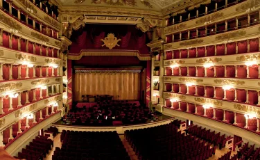 Дресс-код: зрителям в шортах и шлепанцах запретили вход в оперный театр