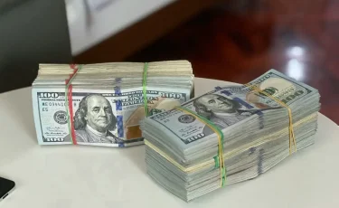 Споткнулся на повороте: что происходит с долларом в Казахстане