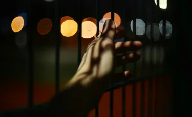 Атырауда 90 жастағы зейнеткердің 6 млн теңгесін алған алаяқ сотталды