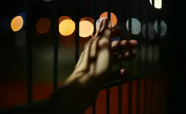 Атырауда 90 жастағы зейнеткердің 6 млн теңгесін алған алаяқ сотталды