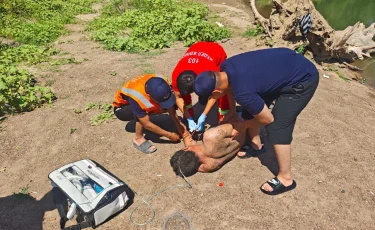 Мужчина едва не утонул в Жайыке — спасли бойцы МЧС