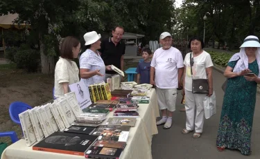 Book Vibe: Алматыда Абай кітаптарының көрмесі өтті