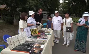 Book Vibe: Алматыда Абай кітаптарының көрмесі өтті