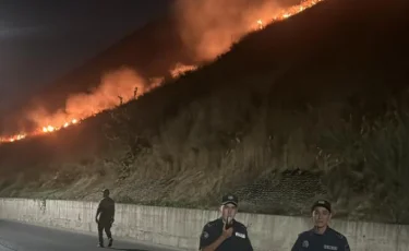 Полиция Алматы обеспечивает общественный порядок на месте пожара в Медеуском районе