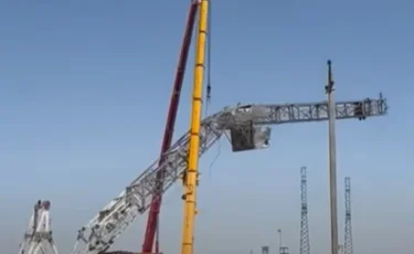 В Мангистау рухнула буровая вышка (видео)