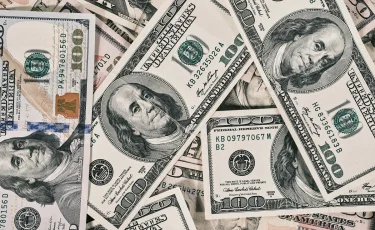 Спуск на тормозах: что происходит с долларом в Казахстане