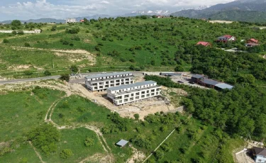 Крупный строительный объект сносят в предгорьях Алматы по решению суда