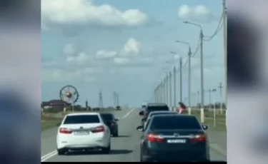 Шоу вместо правил: в Экибастузе полицейские наказали водителей свадебного кортежа