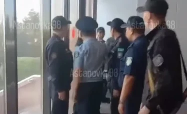 В Астане мужчина пытался поджечь Дом министерств (видео)