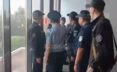 В Астане мужчина пытался поджечь Дом министерств (видео)