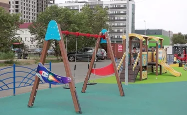 Қауіпті ойын алаңы: Атырауда бүлдіршіннің басы жарылған