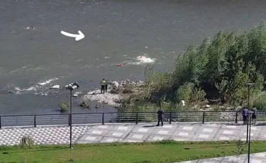 Полицейские спасли мать и ребенка от гибели в реке Ульба