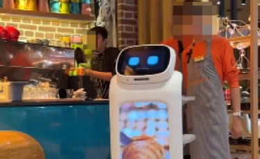 Меню, заказ и общение: в Атырау появился робот-официант