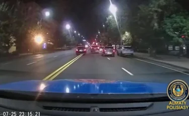 Ночной контроль: алматинские полицейские выявили несовершеннолетних за рулем (видео)