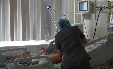 Открытые окна: 7-летняя девочка разбилась насмерть, упав с четвертого этажа