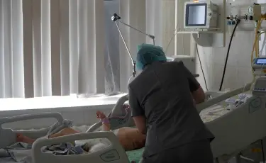 Открытые окна: 7-летняя девочка разбилась насмерть, упав с четвертого этажа