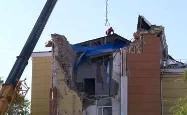 Қарағандыда ғимарат опырылып, ортасына түсті: ішінде 24 адам болған