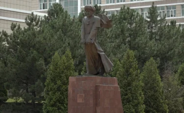 Студент өлімі: 14-қабаттан секіріп кеткен бойжеткен хат қалдырған