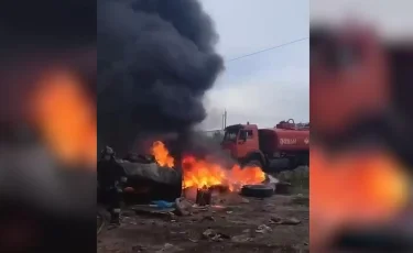 В Актобе сгорели два грузовика и десятки покрышек