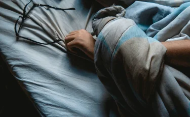 Летняя бессонница: откуда берется и как с ней бороться