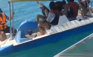 На озере Алаколь катамаран с людьми сломался на воде