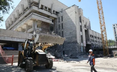 В Алматы в театре Сац реализуют идею Кунаева: мраморное панно украсит фойе после реконструкции