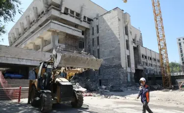 В Алматы в театре Сац реализуют идею Кунаева: мраморное панно украсит фойе после реконструкции