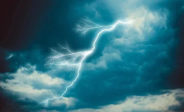 Полезный лайфхак: что делать, если молния попала в автомобиль