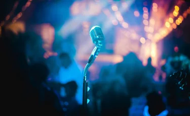 В караоке-баре мужчина выстрелил в лицо девушке из хлопушки