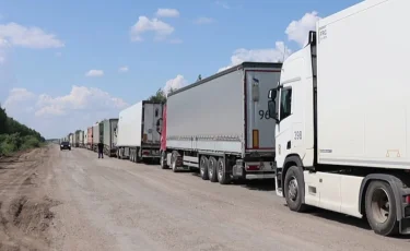 Срываются условия и сроки доставки: на границе Казахстана с Россией снова километровые заторы