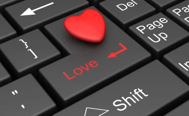 Жалған сезім, шынайы шығын: интернет-алаяқтардан қалай сақтану керек