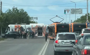 Трамвай столкнулся с легковушкой в Карагандинской области