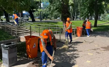 Чистота в цифрах: более 700 рабочих и 230 единиц техники убирают улицы, дворы и парки