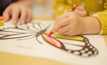 Придушила моего внука: пенсионерка возмущена жестокостью воспитателя