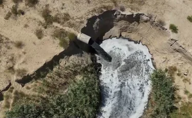 Тұрғындар жағымсыз иіске тұншығып отыр: Ақтауда кәріз суы далаға төгіліп жатыр