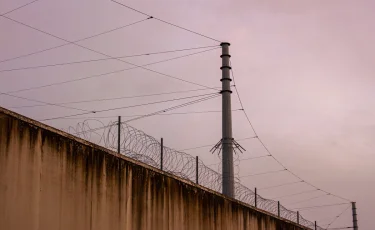 Ақтөбеде түрме ішіндегі бейнебақылау камерасын сындырған адам қайта сотталды