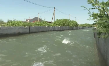 Балалар суға ағып, көз жұмды: Тараздың ортасынан өтетін су каналы неге қоршалмаған