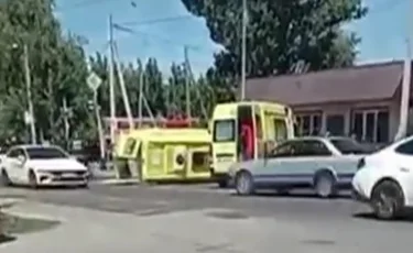 Жедел жәрдем көлігі аударылды: 2 адам ауруханаға жеткізілді