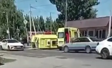 Жедел жәрдем көлігі аударылды: 2 адам ауруханаға жеткізілді