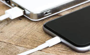 Безопасный способ: как очистить гнездо зарядки смартфона