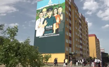 В Алматы появился мурал, посвященный представителям рабочих профессий