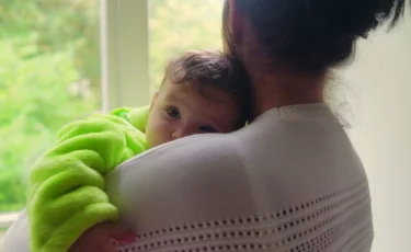 Муж-агрессор выгнал жену с ребенком на улицу