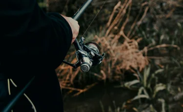 Стрелял из лука: мужчина ранил двух коллег несколько раз