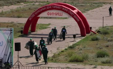 Таза Қазақстан: Ақтөбеде жастар қоқыс жинап жарысты