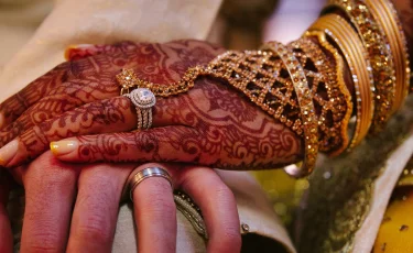 Үндістандық әйел күйеуін арқалап, жаяу 150 шақырым жолды еңсерді