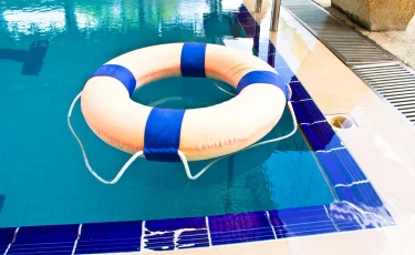 Без присмотра: ребенок чуть не утонул в бассейне на базе отдыха в Актау