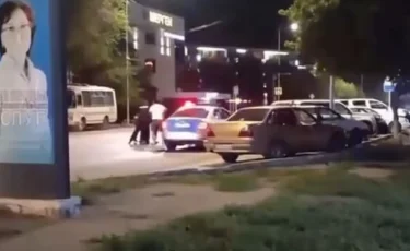 Ақтөбеде полиция әке мен баланы ұстап әкетті