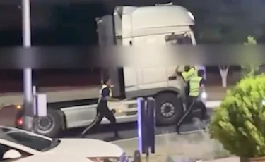 Ақтауда бір топ полиция жол ережесін бұзған жүк көлігін әрең тоқтатты