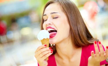 Лето, жара: как мороженое может изменить цвет зубов